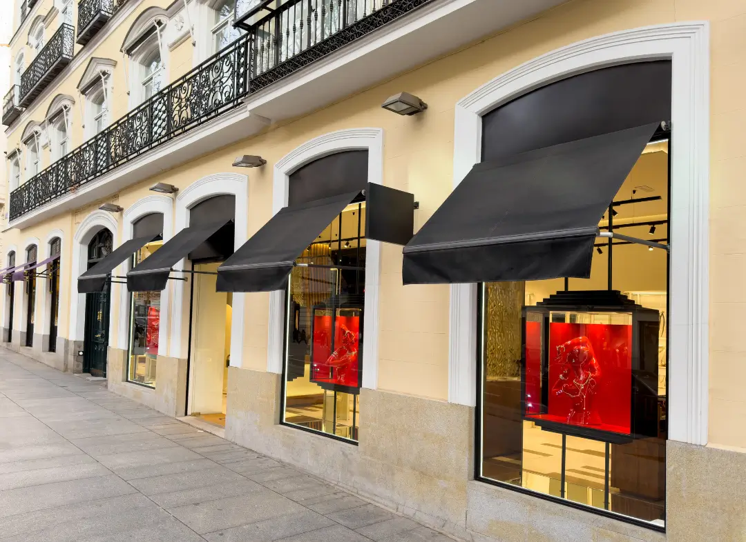Façade vitrine de magasin en aluminium sur mesure à Auterive